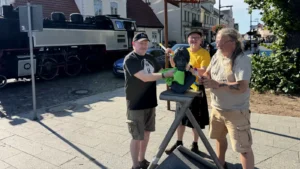 Das Zappa-Denkmal in Bad Doberan wird geputzt