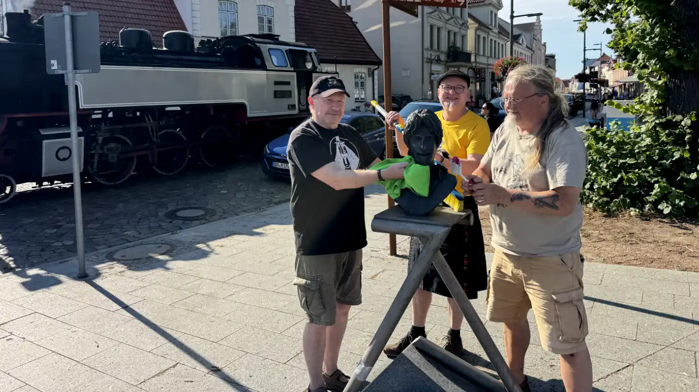 Das Zappa-Denkmal in Bad Doberan wird geputzt
